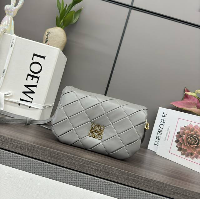 Low复褶闪亮纳帕羊皮革 Puffer Goya 手袋 受到了 Goya 美学的启发,通过带有鹅毛衬垫的闪亮纳帕羊皮革,带来了全新的感官和触觉维度。 配有可拆卸 Low复褶闪亮纳帕羊皮革 Puffer Goya 手袋 受到了 Goya 美学的启发,通过带有鹅毛衬垫的闪亮纳帕羊皮革,带来了全新的感官和触觉维度。 配有可拆卸