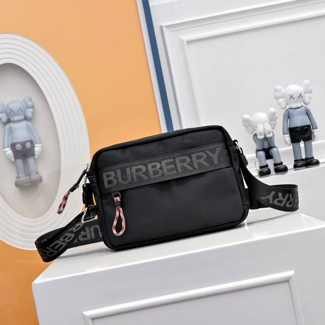 全套包装 原单巴宝莉Burberry男士专柜单肩包相机包 。专柜经典男士斜挎包 完美复刻 采用进口原版面料 配原版超高清五金Logo、专用帆布内里、专注细节 实