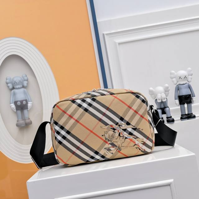 B家最新斜背包，装饰精纺 Bur格纹。点缀马术骑士徽标 Ekd 贴花，采用纯色内衬设计。搭配 B 字型拉链头，设有1个外口袋，可容纳各种小物件。来自 Bur经典