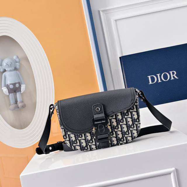 配全套折叠礼盒这款马鞍手拿包附有肩带，是二零二三春季男装系列推出的新款单品，采用时尚的设计，彰显精致的优雅气质，为经典的马鞍系列提升格调。饰以米色和黑色 Obl