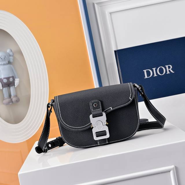 配全套折叠礼盒 这款马鞍手拿包附有肩带，是二零二三春季男装系列推出的新款单品，采用时尚的设计，彰显精致的优雅气质，为经典的马鞍系列提升格调。采用黑色粒面牛皮革精