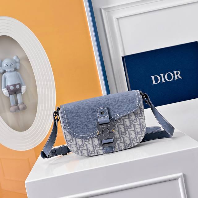 配全套折叠礼盒这款马鞍包手拿包附有肩带，是二零二三春季男装系列推出的新款单品，采用时尚的设计，彰显精致的优雅气质，为经典的马鞍系列提升格调。采用提花面料精心制作