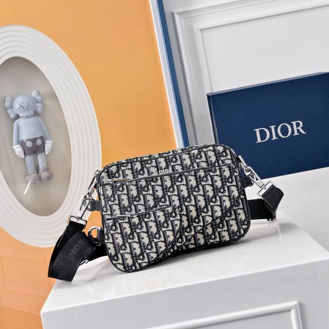 配全套折叠礼盒这款马鞍三件套手袋是二零二三秋季男装系列新品,采用米色 Oblique 印花面料精心制作,醒目百搭。三合一款式,设有一个拉链包,突显正面的马鞍手拿 配全套折叠礼盒这款马鞍三件套手袋是二零二三秋季男装系列新品,采用米色 Oblique 印花面料精心制作,醒目百搭。三合一款式,设有一个拉链包,突显正面的马鞍手拿