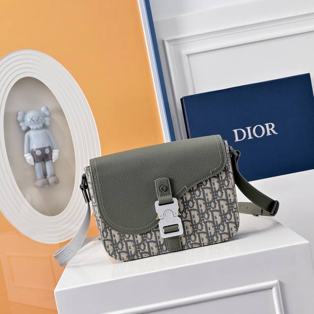 配全套折叠礼盒这款马鞍包搭配肩带,是本季新品,精巧时尚。饰以军绿色和绿色色 Oblique 印花,粒面牛皮革翻盖突显马鞍轮廓,以铝扣点缀。内部隔层宽敞,搭配贴袋 配全套折叠礼盒这款马鞍包搭配肩带,是本季新品,精巧时尚。饰以军绿色和绿色色 Oblique 印花,粒面牛皮革翻盖突显马鞍轮廓,以铝扣点缀。内部隔层宽敞,搭配贴袋