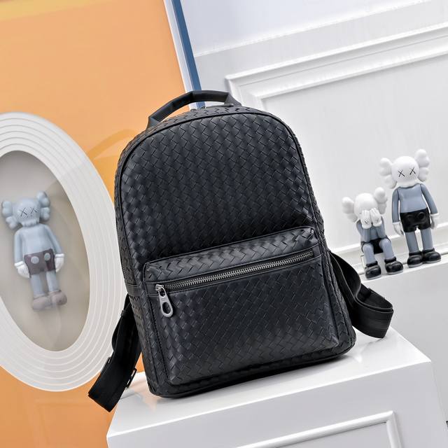 Bv葆蝶家升级版 Bottega Veneta最新款Bv双肩包 官网同步 采用顶级皮料 手感柔软舒适超赞 专柜原装乌钢五金专用里布 尺寸:28X15X35Cm