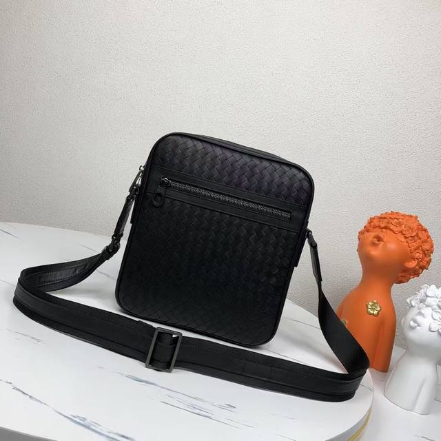 Bv男士斜挎邮差包包型都是那么简单无Logo秘一样为世人皆知秉承着传统手工制作进口打蜡牛皮编织枪色电泳配件 低调实用皮质越用越油亮等特点更年轻的设计让时尚渗透到