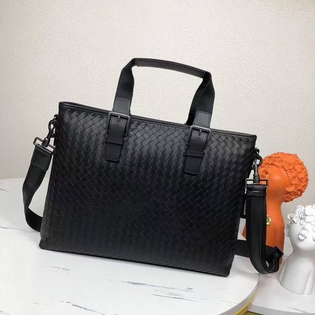 Bv海外原单品质专柜同步狠货来袭顶级打蜡牛皮，专柜原单五金，独特的设计风格完美至极！让时尚变得无止境 那质感和 那手工无可挑剔，独一无二的它，大气中有内涵。所有