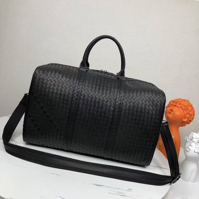 Bv家新款编织手提袋,单肩斜挎旅行包,全编织的Bv一直是最经典的,整个包几乎找不到一个Logo,一直是最低调奢华的奢侈品牌,全包采用进口定制小牛皮制成,革新的柔 Bv家新款编织手提袋,单肩斜挎旅行包,全编织的Bv一直是最经典的,整个包几乎找不到一个Logo,一直是最低调奢华的奢侈品牌,全包采用进口定制小牛皮制成,革新的柔