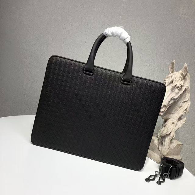 Bottega Venet 男士顶级定制公文包无Logo一样为世人皆知秉承着传统手工制作采用全皮包边打蜡进口牛皮无缝编织 枪色电泳配件 低调实用 皮质越用越油亮