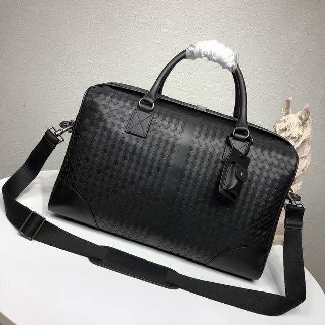 Bottegaveneta葆碟家新款编织手提袋，单肩斜挎旅行包，全编织的Bv一直是最经典的，整个包几乎找不到一个Logo，一直是最低调奢华的奢侈品牌，全包采用进