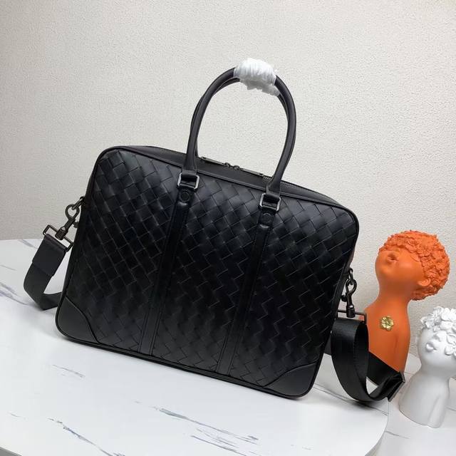 Bv男包公文包男士手提包因为他们身上每个细胞都充满了青春活力，所追求的是生活的质量，是一种成熟心境，进口打蜡牛皮细条编织公文包，银枪色扣件最新欧版衬里时尚休闲阳