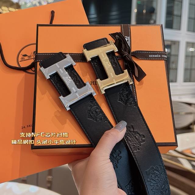 支持Nfc芯片扫描 爱马仕这款皮带采用奢华的牛皮材质，独具原创个性且精致不凡。双面可用 Gancini金属扣饰的分层构造打造富有趣致的3D立体效果。手工精制而成