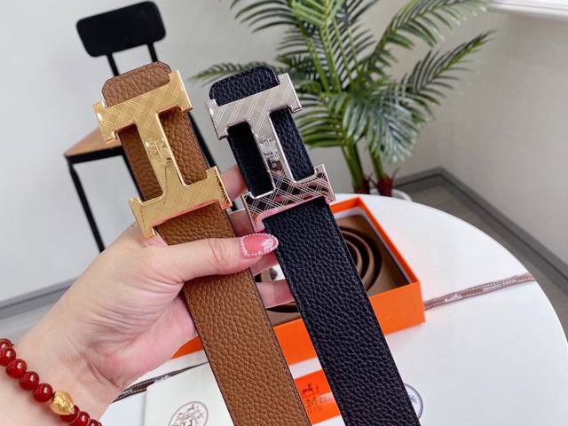 爱马仕土黄色 黑色 双色 高级色进口意大利最新原单新款专柜限量上市 娱乐周刊主推款精钢扣 永不褪色 原版的质量 堪比正品质量 系就系正品腰带 带身采用优质原版皮