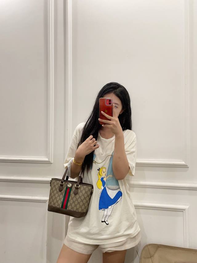 礼盒包装 酷奇托特 Gucci经典的老花加双G字母 Gucci酷奇Ophidia托特包购物袋休闲时尚 酷飒十足红绿条纹融合与一身浅棕色帆布复古感特别浓郁特别适合