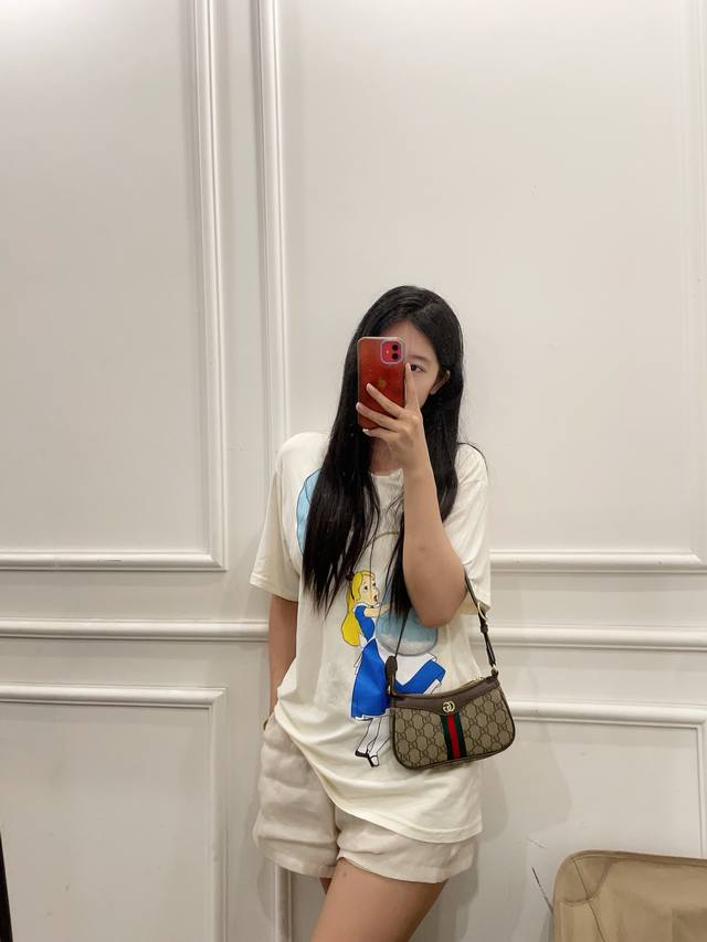 礼盒包装 酷奇Gucci Ophidia 腋下包越用越好看 可复古可洋气搭配点挂件又是另 种风格配盒酷奇腋下包 背在腋下不大不小 不光有可人外表 空间也很喜人