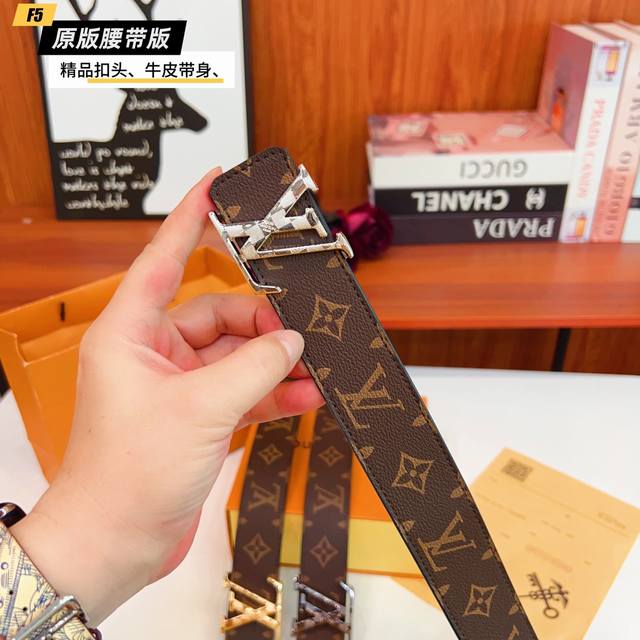 原版品质打孔品牌：路易L家 男款 颜色：咖扣头：金 银 枪扣头：原版精品纯铜五金扣头 带身：原版牛皮尺寸：宽约：3.8Cm长约：95Cm-125Cm类别：打孔板