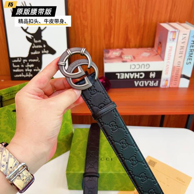 原版品质打孔品牌：古奇G家 男款 颜色：黑扣头：金 银扣头：原版精品纯铜五金扣头 带身：原版牛皮尺寸：宽约：3.8Cm长约：95Cm-125Cm类别：打孔板扣品