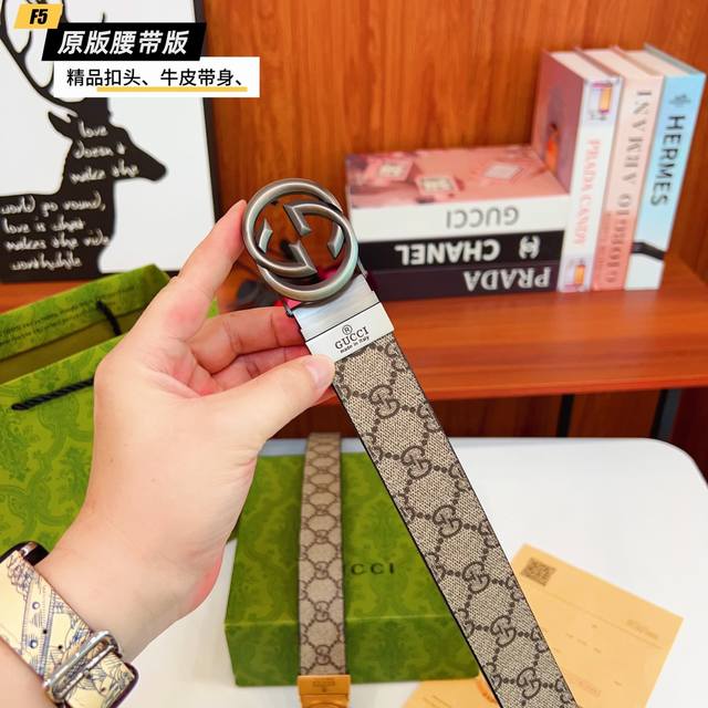 原版品质打孔品牌：古奇G家 男款 颜色：黑扣头：金 银扣头：原版精品纯铜五金扣头 带身：原版牛皮尺寸：宽约：3.5Cm长约：95Cm-125Cm类别：打孔板扣品