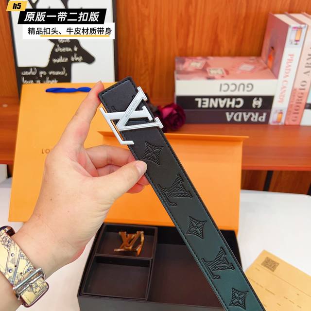 1带1扣 1带2扣 路易L家 双扣版 1带2扣 正版开模 此款腰带双面采用原厂牛皮带身，精密电镀标志性五金搭扣 对版专柜。3.8Cm 如需木盒40