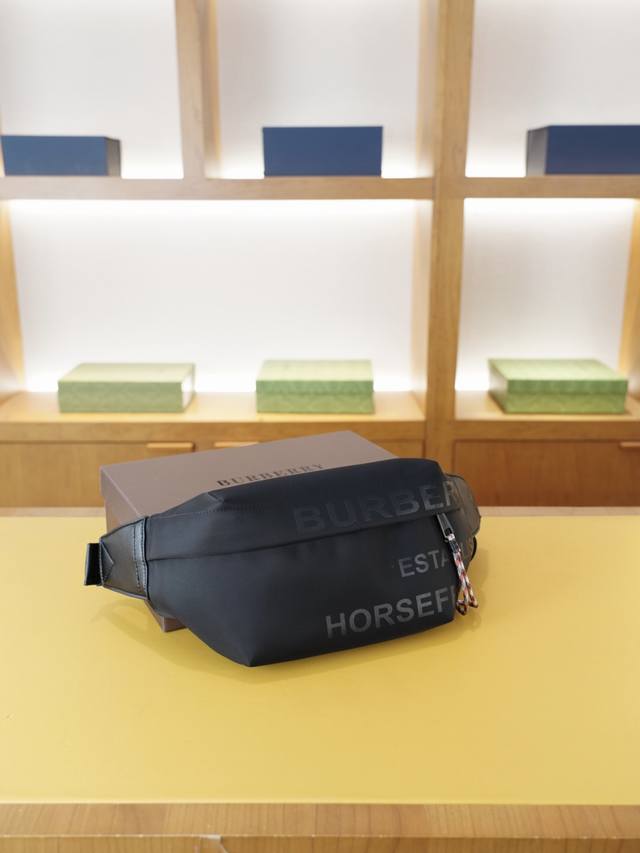 巴宝莉 官网同步 高版本 腰包 胸包 永恒不过时的标志性产品 纯原单布料 顶级五金制作 非市面普通版本 今年Burberry最爱的款式 全部实拍 实用性非常高