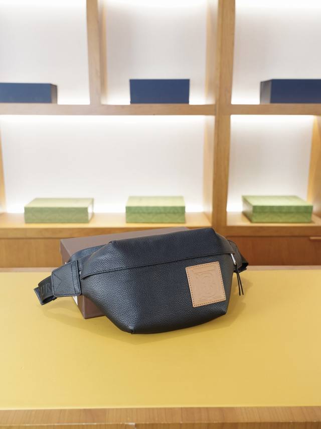 巴宝莉 官网同步 高版本 腰包 永恒不过时的标志性产品 纯原单小牛皮 顶级五金制作 非市面普通版本 今年Burberry最爱的款式 全部实拍 实用性非常高 完全