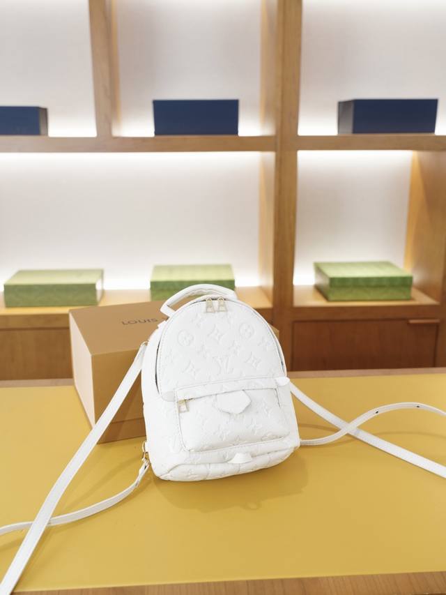 Lv 路易威登 官网同步 高版本 原厂双肩背包 不要错过 全小牛皮制作 品质极好 超大容量 非市面普通货 来自贸易公司的狠货.. 强调一下 原厂 一直是抢爆的款