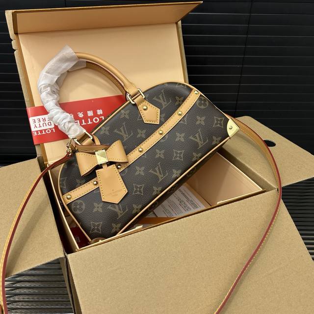 Louisvuitton 路易威登 Lv 老花 手提包 实物拍摄 原厂原版面料 配送防尘布袋 折叠礼盒 14 X 29 Cm。