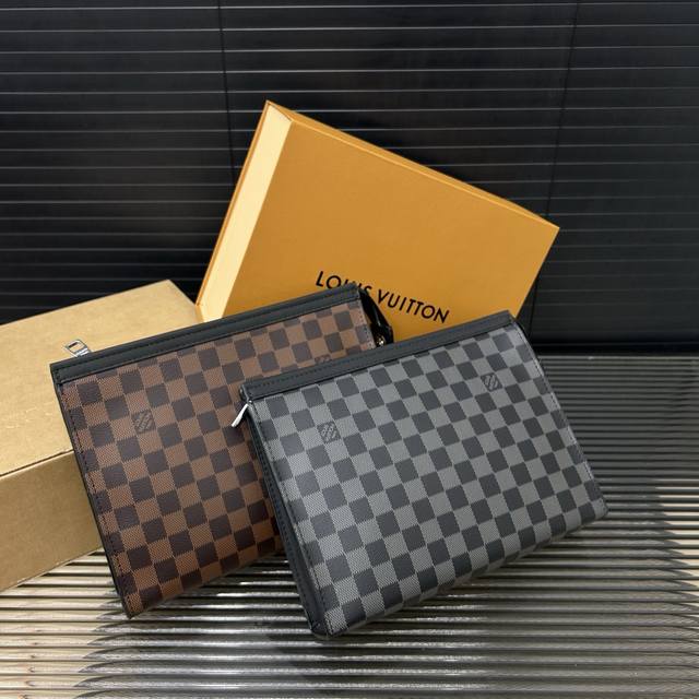 Louisvuitton 路易威登Lv Pochette Voyage 手袋男士手拿包 洗漱包 实物拍摄 原厂原版面料 配送 礼盒 27 X 21 Cm。