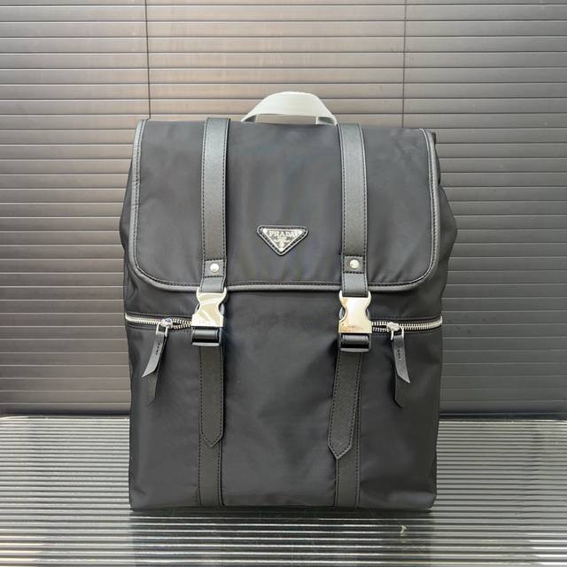 Prada 普拉达帆布双肩包 尼龙布大容量背包 书包 实物拍摄 原厂原版面料 配送防尘袋 28 X 39Cm。