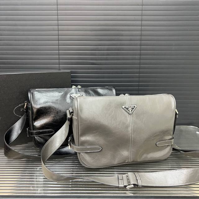 Prada 普拉达珐琅金属三角形标志 单肩斜挎包 男女通用邮差包 经典百搭 实物拍摄 配送防尘袋礼盒 34 X 23 Cm