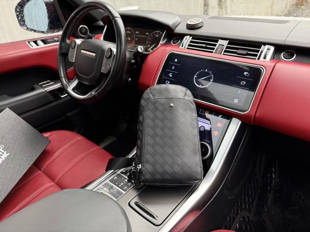 高端货 新款 “ Montblanc ”万宝龙胸包 万宝龙单肩包斜挎包 万宝龙 风尚2.0系列 碳纤维印花图案 皮革 单肩胸包斜挎包 男款 黑色 智能肩带设计，