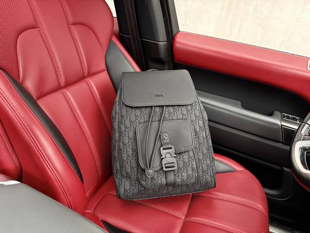 高端货 新款 “ Door ”迪奥双肩包 Dior迪奥双肩包背包 Oblique 可调节肩带翻盖抽绳开合 粒面牛皮革 双肩包 男款 黑色 马鞍双肩包 大容量 S 高端货 新款 “ Door ”迪奥双肩包 Dior迪奥双肩包背包 Oblique 可调节肩带翻盖抽绳开合 粒面牛皮革 双肩包 男款 黑色 马鞍双肩包 大容量 S