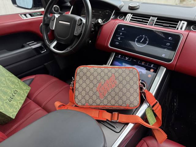 高端货 新款 “ Gucci ”古奇单肩包 Gucci古驰邮差包 Gucci古驰 经典印花可拆卸肩带 涂层织物 斜挎包 中号 男款 棕色 百搭经典推荐#高清五金