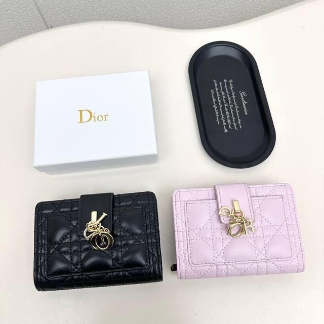 Dior 8353颜色 黑 粉尺寸 13.5X9.5X3.5专柜最新款火爆登场！采用头层小羊皮，做工精致， 媲美专柜！多功能小钱包，内隔丰富，超级实用！