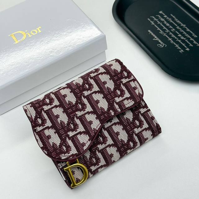 Dior 0612颜色 黑色 枣红 乳白色尺寸 11*10*2Dior专柜最新款火爆登场！采用头层牛皮，做工精致， 媲美专柜！多功能小卡包，超级实用！