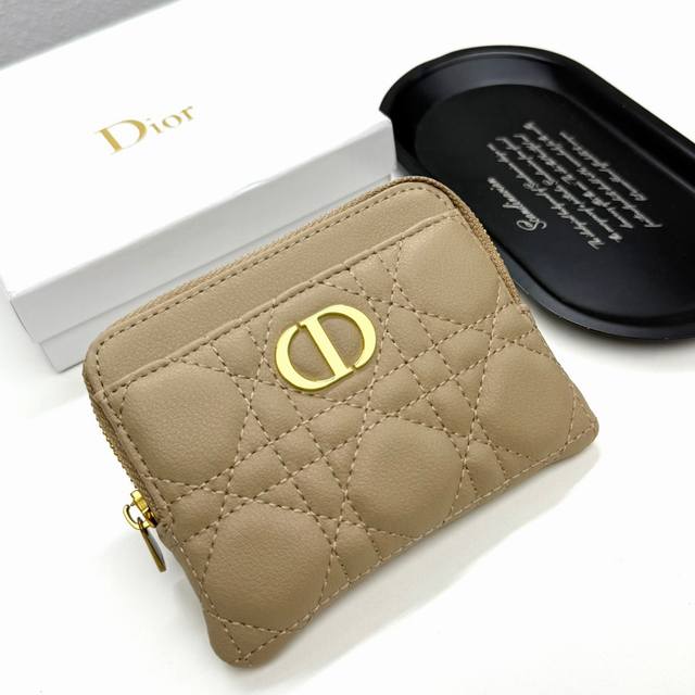 Dior F10颜色 黑色 杏色 乳白色尺寸 11.5*9.5Dior 专柜最新款出货！采用进口头层牛皮搭复古金色金属配饰！