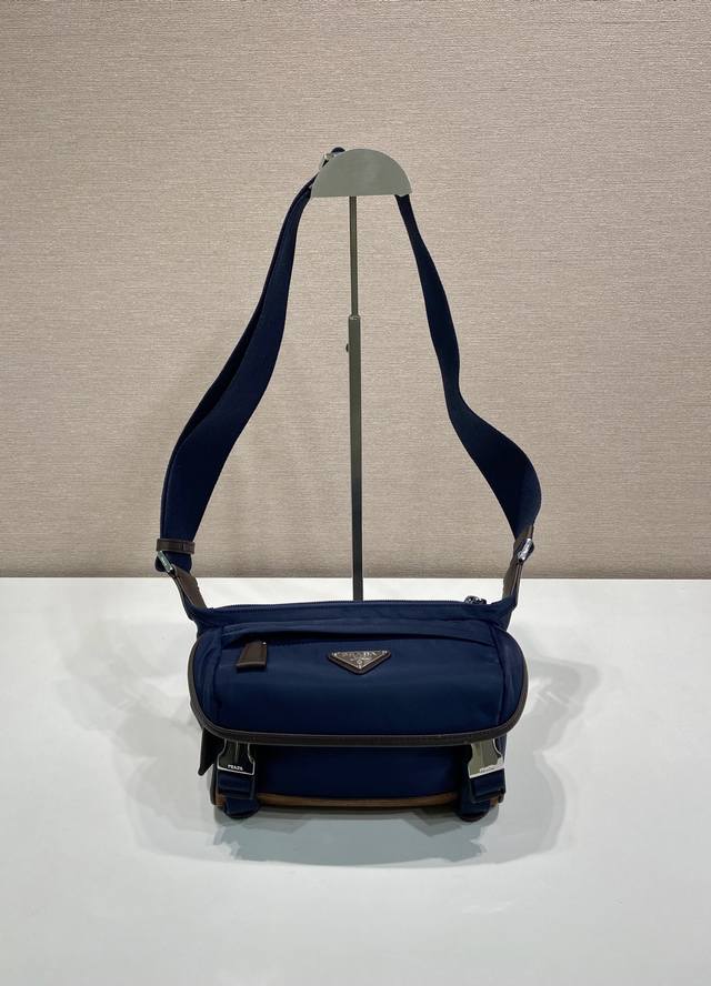 迷你邮差包2Vh171迷你这款迷你邮差包採用運動風格設計，飾有麂皮細節 小牛皮 进口尼龙面料组成，容量空间大，配有一条可调节肩带。展現靈活百搭的現代風格。颜色混