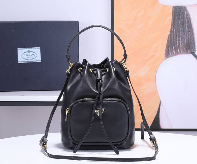 Prada 水桶包 型号：1Bh038 全皮黑色 尺寸：18X23X12原单Prada，原单品质单肩包 原单 独家双车牛皮配十字纹牛皮，绗缝织物 皮革单提手 可
