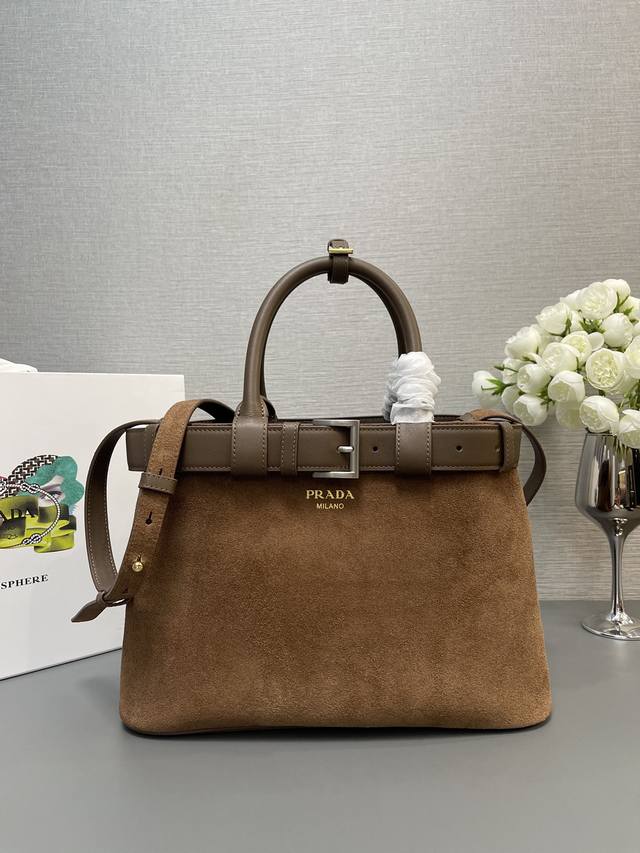 原单 新款 小号磨砂皮 1Ba434到货啦 全新Doublebag小号购物袋Double系列进口磨砂牛皮，内里配全羊皮优雅简洁的包身设计正面印花字母Logo标识