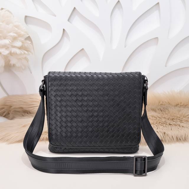 Bv-最新款男士斜挎包原单品质 官网同步 采用顶级打腊胎牛皮 手感超赞 专柜原装五金 独特的设计风格 完美至极 细节做工精致 大气中有内涵 高端上档次 高品质尺