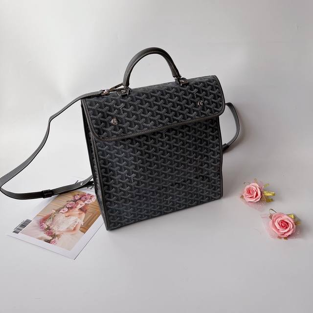 双肩包 大号 Goyar 戈雅多功能双肩包 Goyard手绘花纹有自己的特色，不管是亮眼的鲜艳色，还是低调的深色系，拿起来都很显质感，简单大方，时尚 百搭原版皮