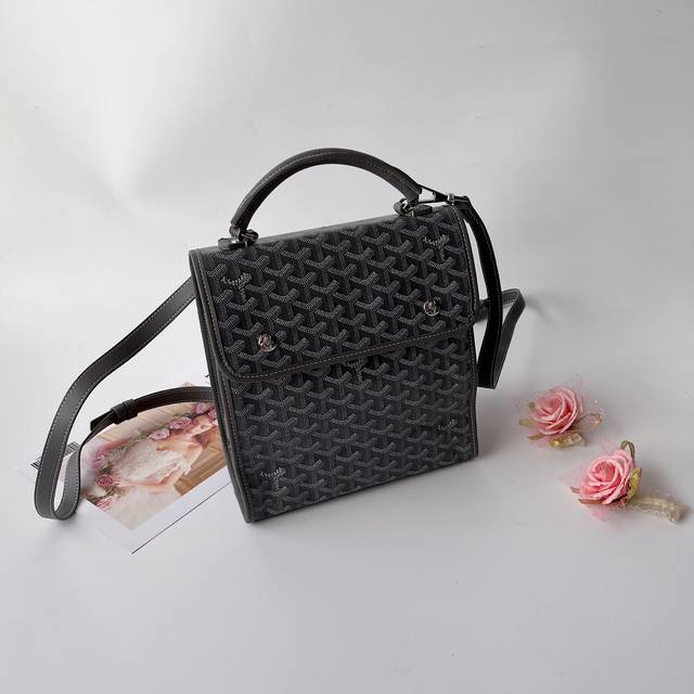 小号双肩包 Goyar 戈雅多功能双肩包 Goyard手绘花纹有自己的特色，不管是亮眼的鲜艳色，还是低调的深色系，拿起来都很显质感，简单大方，时尚 百搭原版皮，