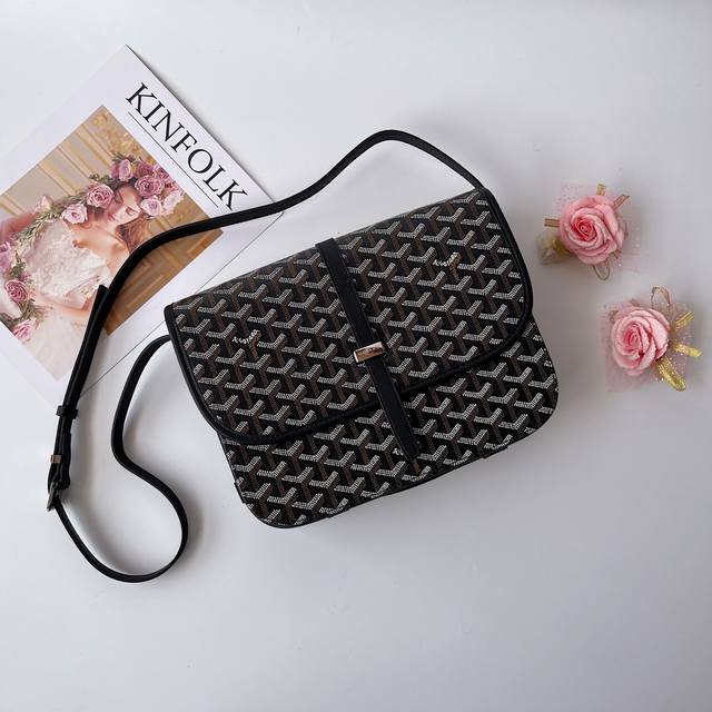 BelvéDèRe 包最经典的特质：简约优雅，轻便实用。单狭带扣流畅地穿过金属环，开关自如；皮质镶边以线条的方式凸显出包身轮廓，翻盖的皮质内衬亦使包的廓形更为立