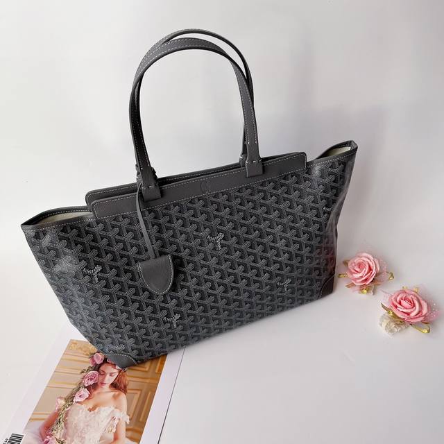 戈家 Bellechasse Biaude 小号包 敞篷包 是开口式手提包的结构化替代品。它拥有理想的内部容量,适合日常使用甚至商务用途,因为它可以容纳 A4 戈家 Bellechasse Biaude 小号包 敞篷包 是开口式手提包的结构化替代品。它拥有理想的内部容量,适合日常使用甚至商务用途,因为它可以容纳 A4