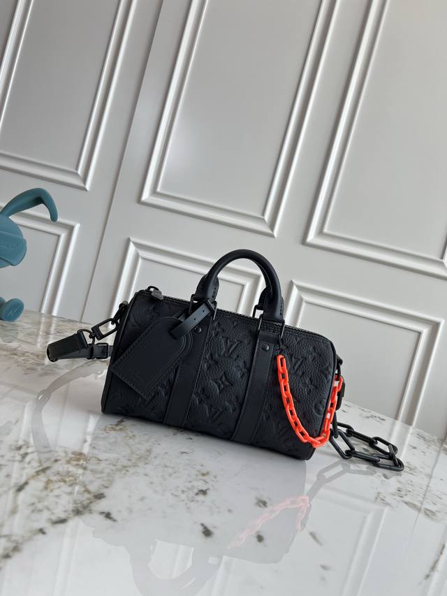 顶级原单 动态芯片 独家实拍M20900链条黑压花Keepall 系列的迷你版本再现新意。Taurillon Monogram 牛皮革塑造经典构型，加固侧带和可