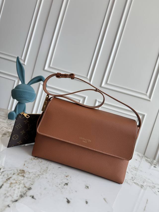 独家背景 动态芯片 顶级原单 原单精品 M13148黑色 M13151棕色 头层全皮单肩包 Low Key Messenger 手袋 介绍低键信使包，这是第一个