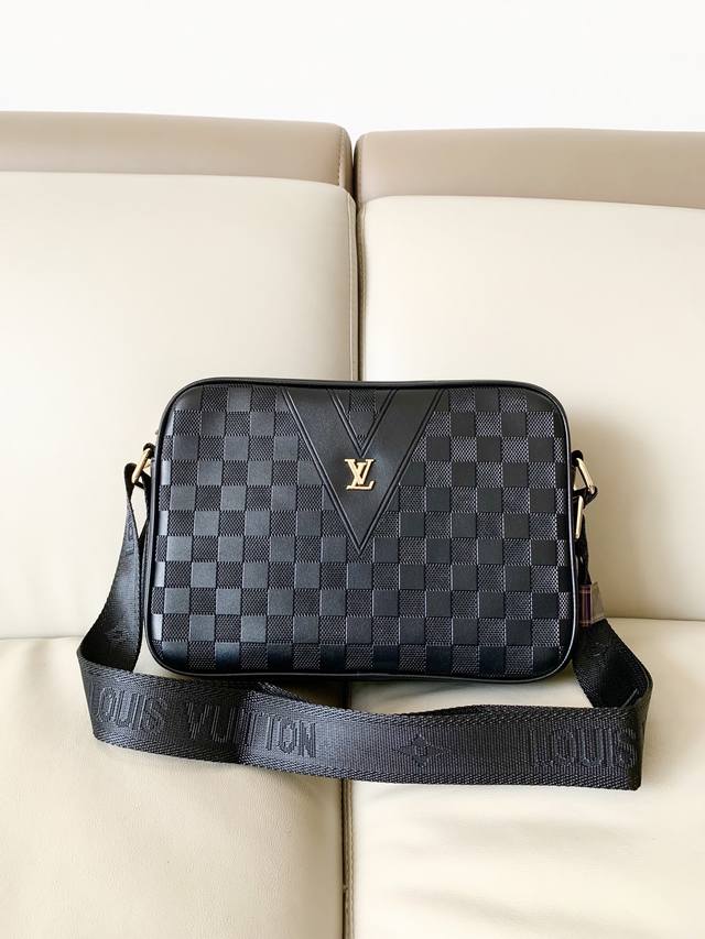 专柜正品有售 顶级原版质量 Lv男士斜挎包尺寸：27-19-7Cm原厂出品，必定精品重金打版复刻原版头层小牛皮复刻皮质柔软定制专柜原版五金完美工艺拒绝偷工减料，