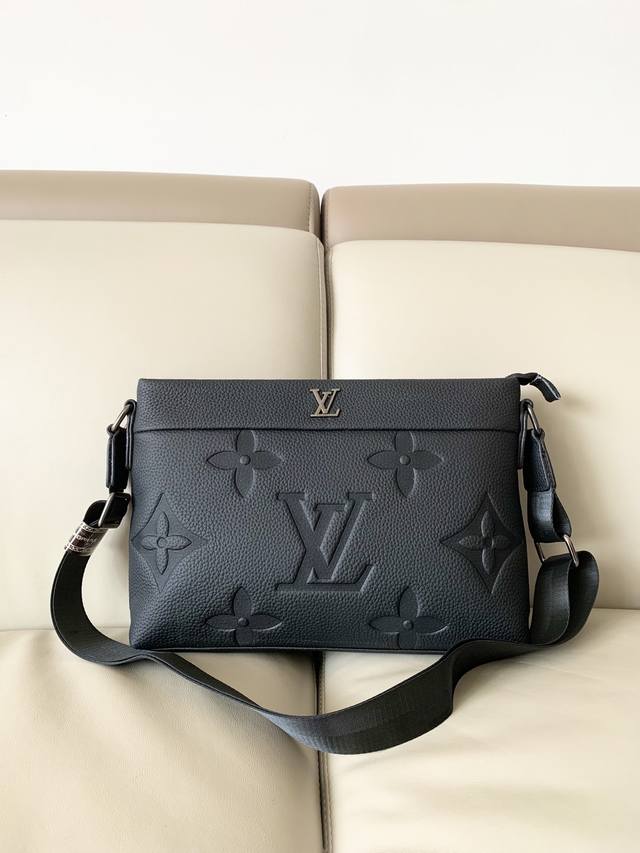 路易Lv男士新款时尚挎包，经典大Logo标志性织带配防水面料，牛皮配饰. 款号：810，尺寸：31X21X4Cm ，原单品质