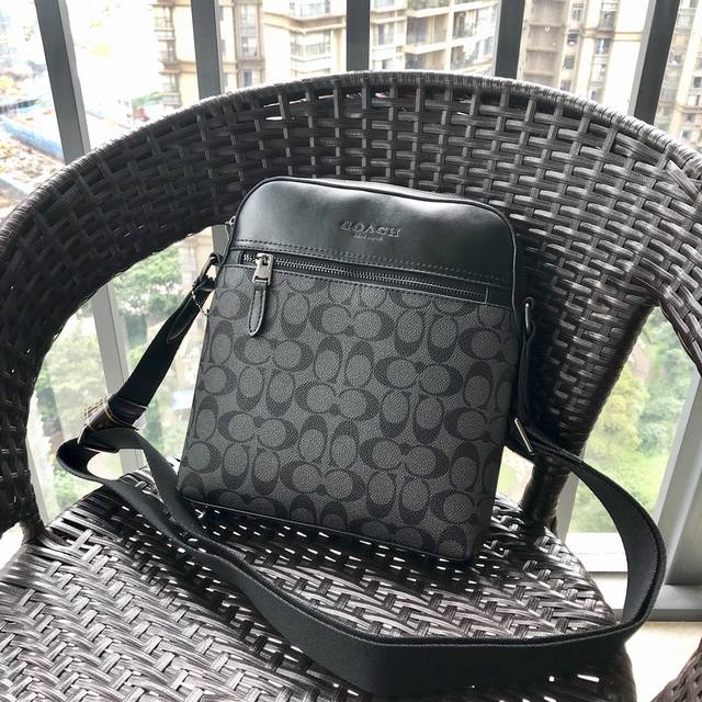 同步新款 Coach73336经典Pvc配牛皮男士单肩斜挎包，经典的专用C纹Pvc搭配头层牛皮材质，C纹拼接牛皮非常的简约时尚，简单出行男士的日常用品都能装下，