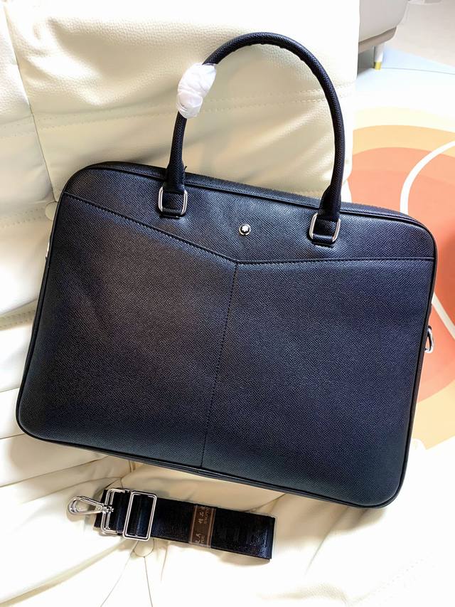 新款万宝龙型号4809...高端货、热卖款....采进口头层十字纹牛皮..加以原版五金秘秘包内另配最新专柜同款高端里布..好手工,高端,大气,质量稳定....实 新款万宝龙型号4809...高端货、热卖款....采进口头层十字纹牛皮..加以原版五金秘秘包内另配最新专柜同款高端里布..好手工,高端,大气,质量稳定....实